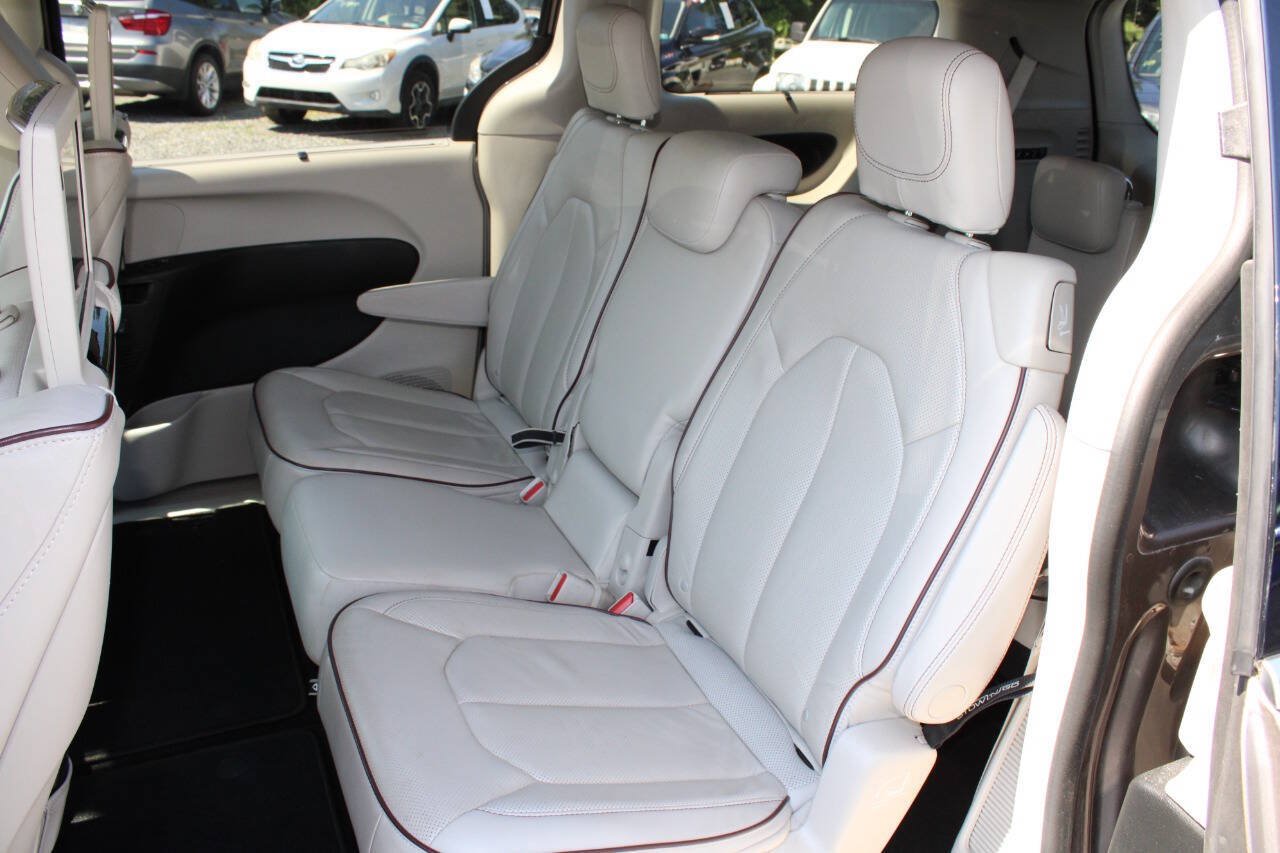 Used 2017 Chrysler Pacifica Limited FWD image 23