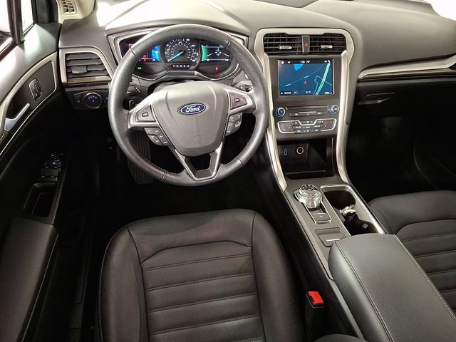 Used 2018 Ford Fusion SE w/ Fusion SE Technology Package FWD image 2