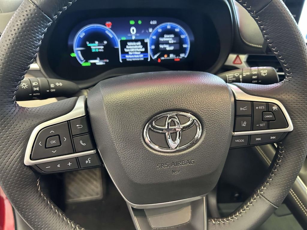 Used 2025 Toyota Sienna Platinum AWD/4WD image 23