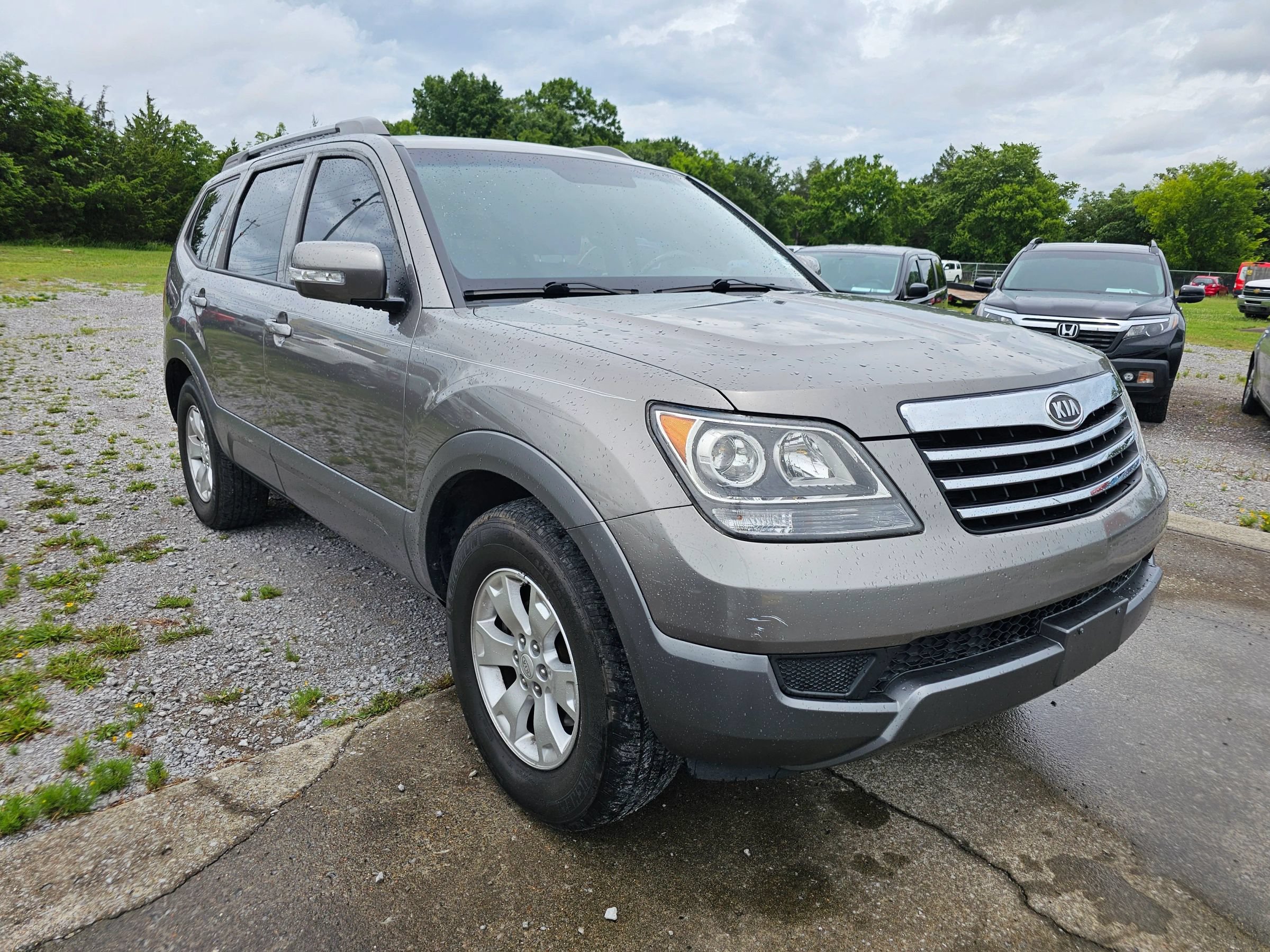 Used 2009 Kia Borrego LX w/ Convenience Pkg AWD/4WD image 2