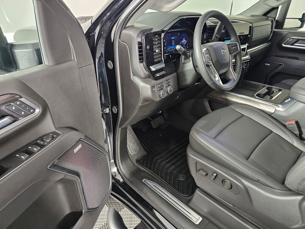 Used 2025 Chevrolet Silverado 3500 LTZ w/ LTZ Plus Package image 18