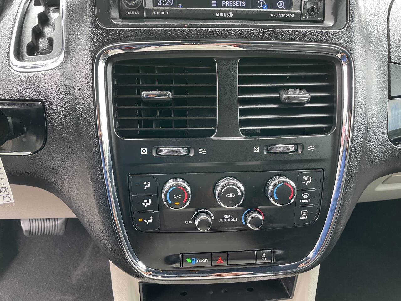 Used 2019 Dodge Grand Caravan SXT image 19