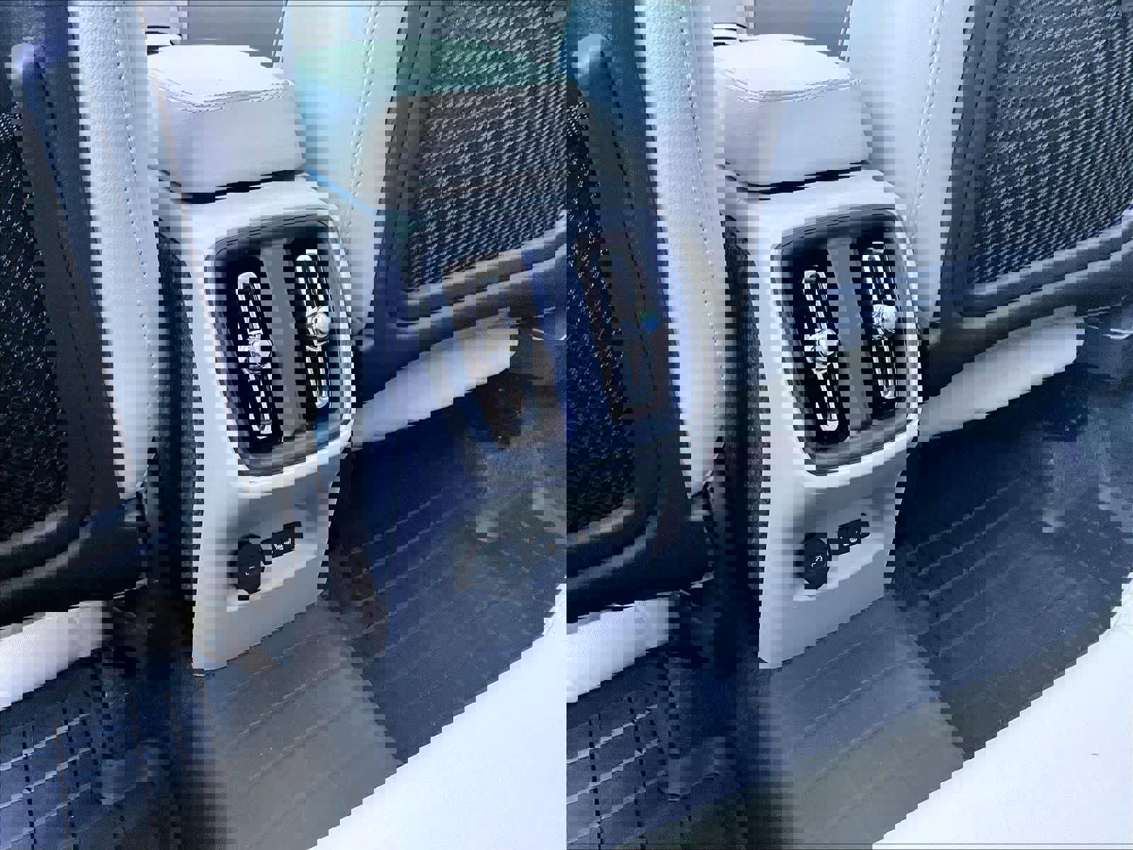 Used 2026 Volvo XC40 B5 Plus w/ Protection Package Premier image 37