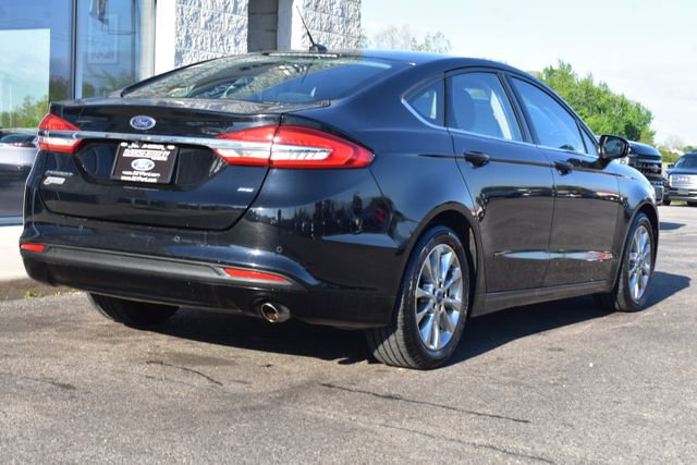 Used 2017 Ford Fusion SE w/ Fusion SE Technology Package FWD image 14
