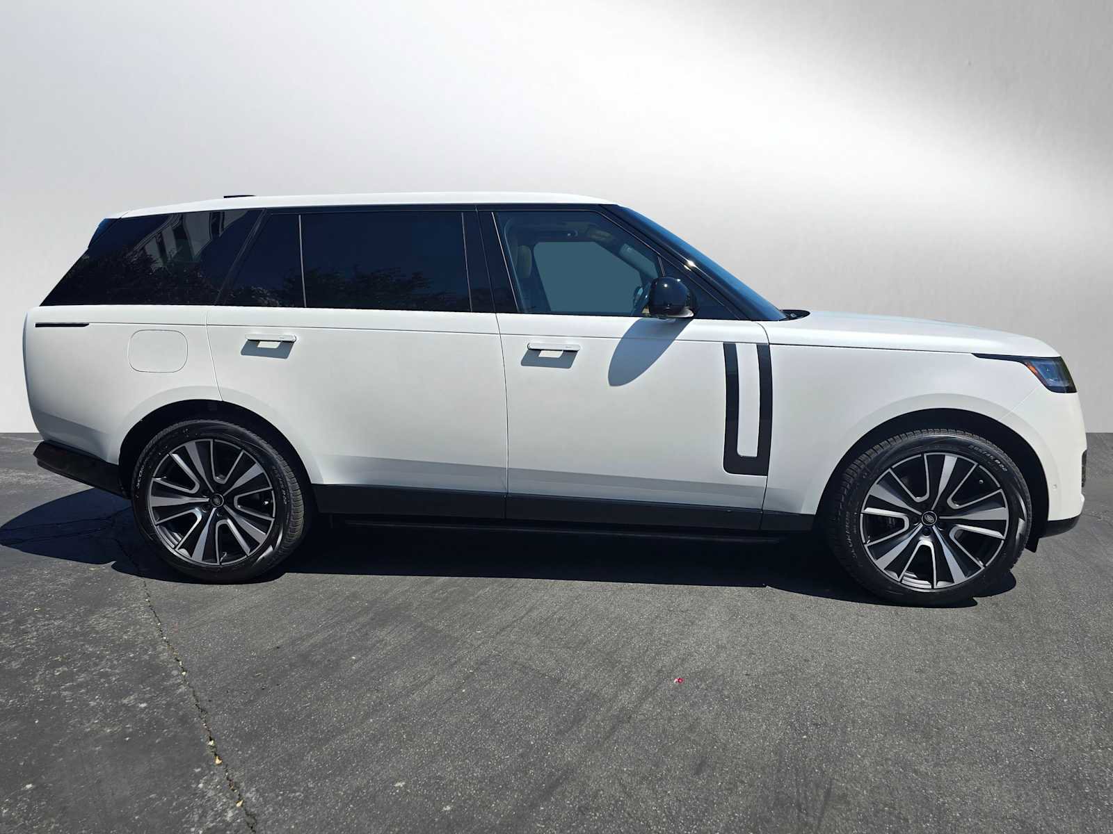 New 2025 Land Rover Range Rover Long Wheelbase SE image 2