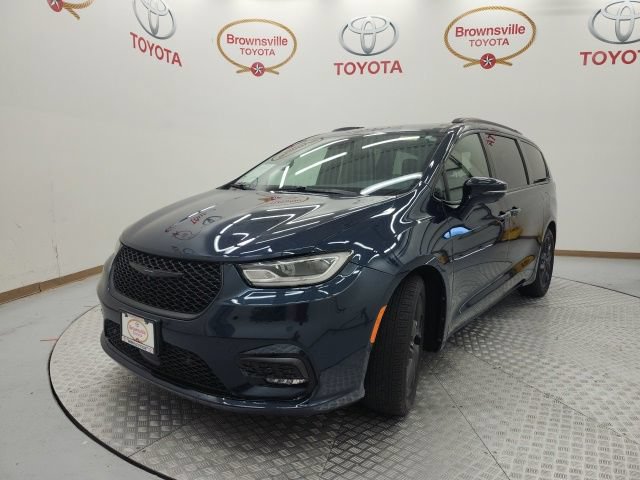 Used 2022 Chrysler Pacifica Limited w/ Uconnect Theater Family Group FWD image 2