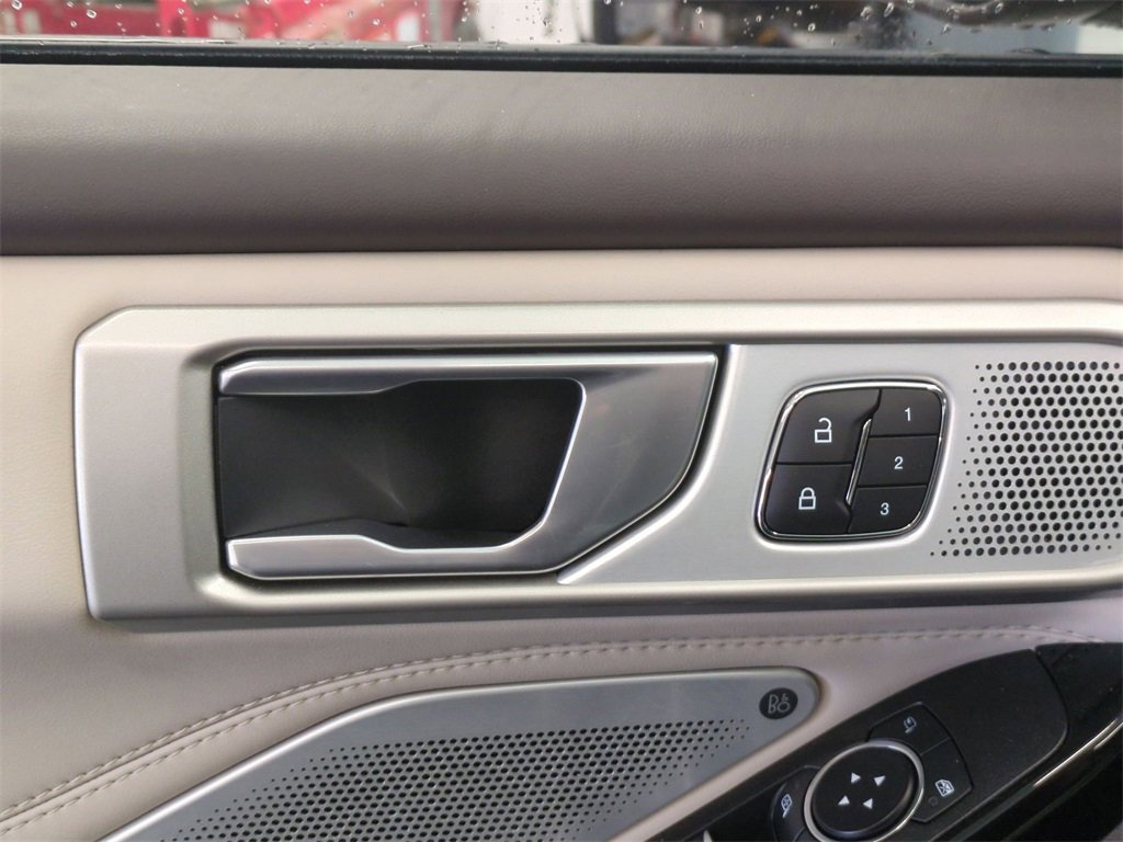 Used 2023 Ford Explorer Platinum w/ Technology Package image 11