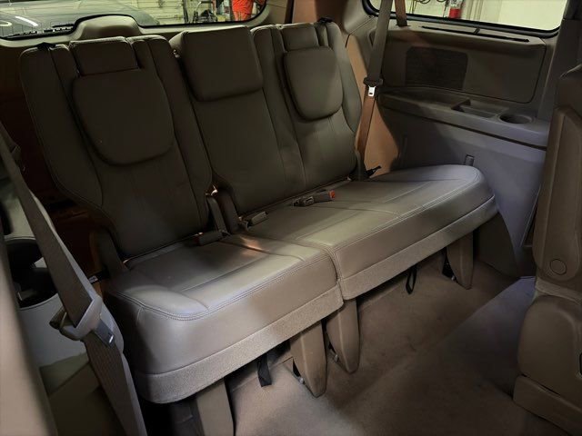 Used 2013 Chrysler Town & Country Touring-L w/ Driver Convenience Group FWD image 35