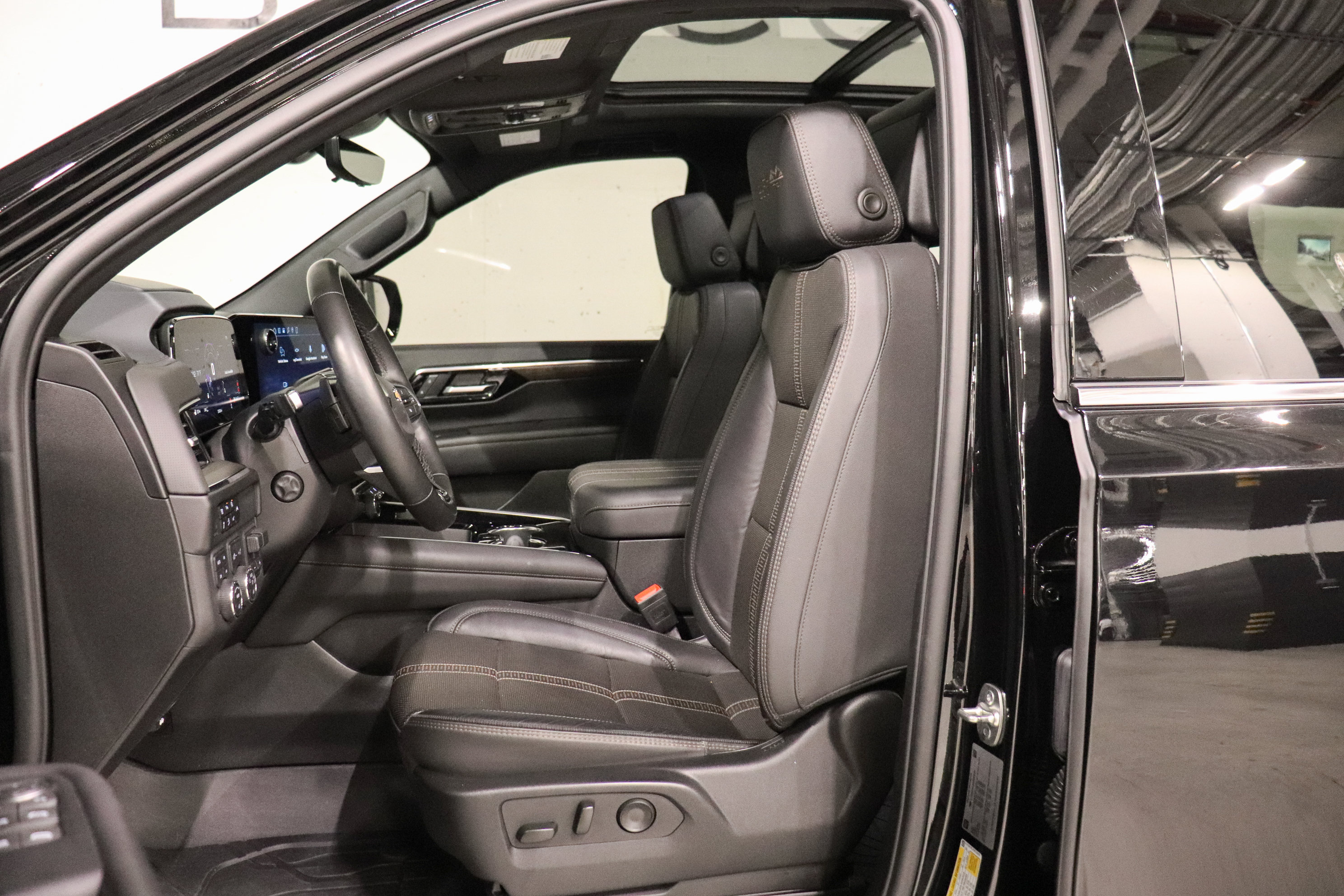 Used 2025 Chevrolet Suburban High Country AWD/4WD image 11