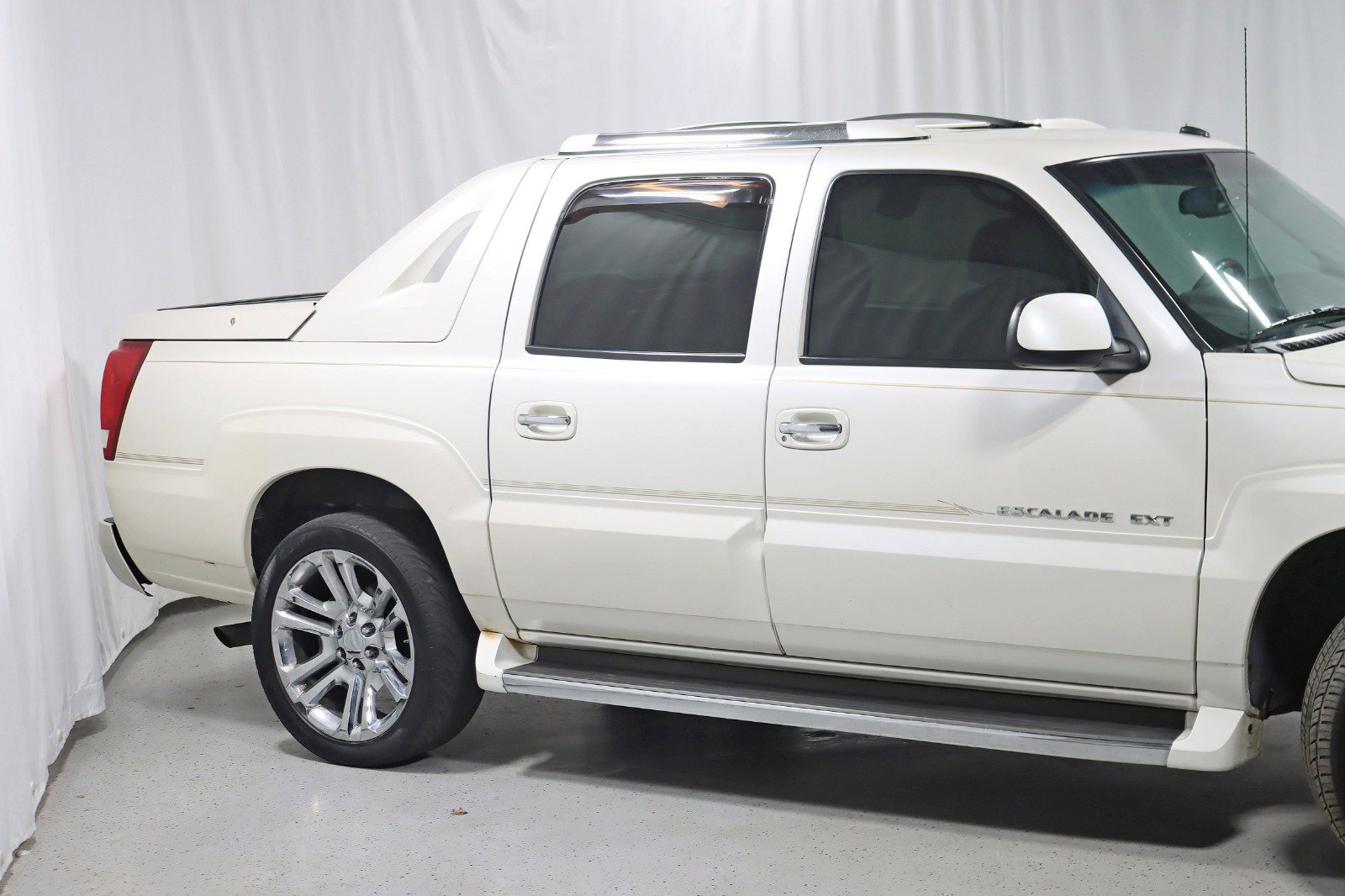 Used 2003 Cadillac Escalade EXT image 3