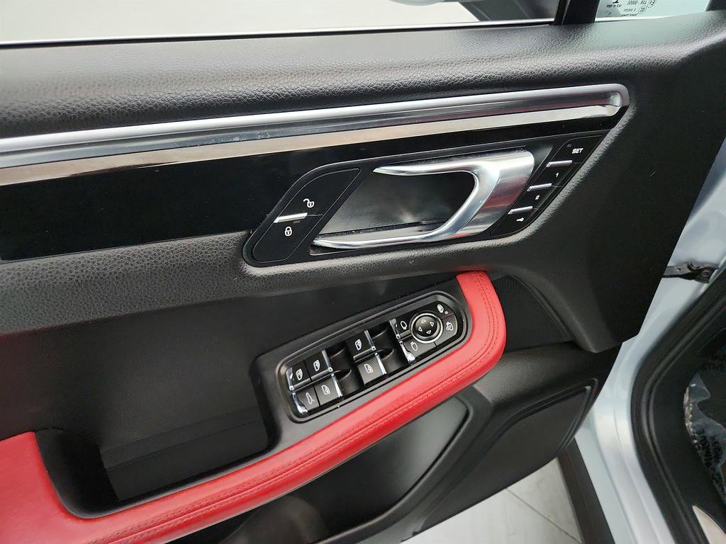 Used 2016 Porsche Macan S image 22