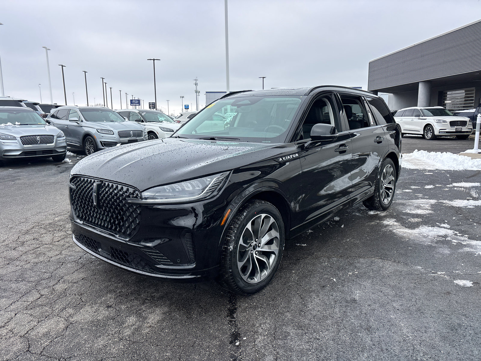 New 2026 Lincoln Aviator AWD w/ Jet Appearance Package image 3