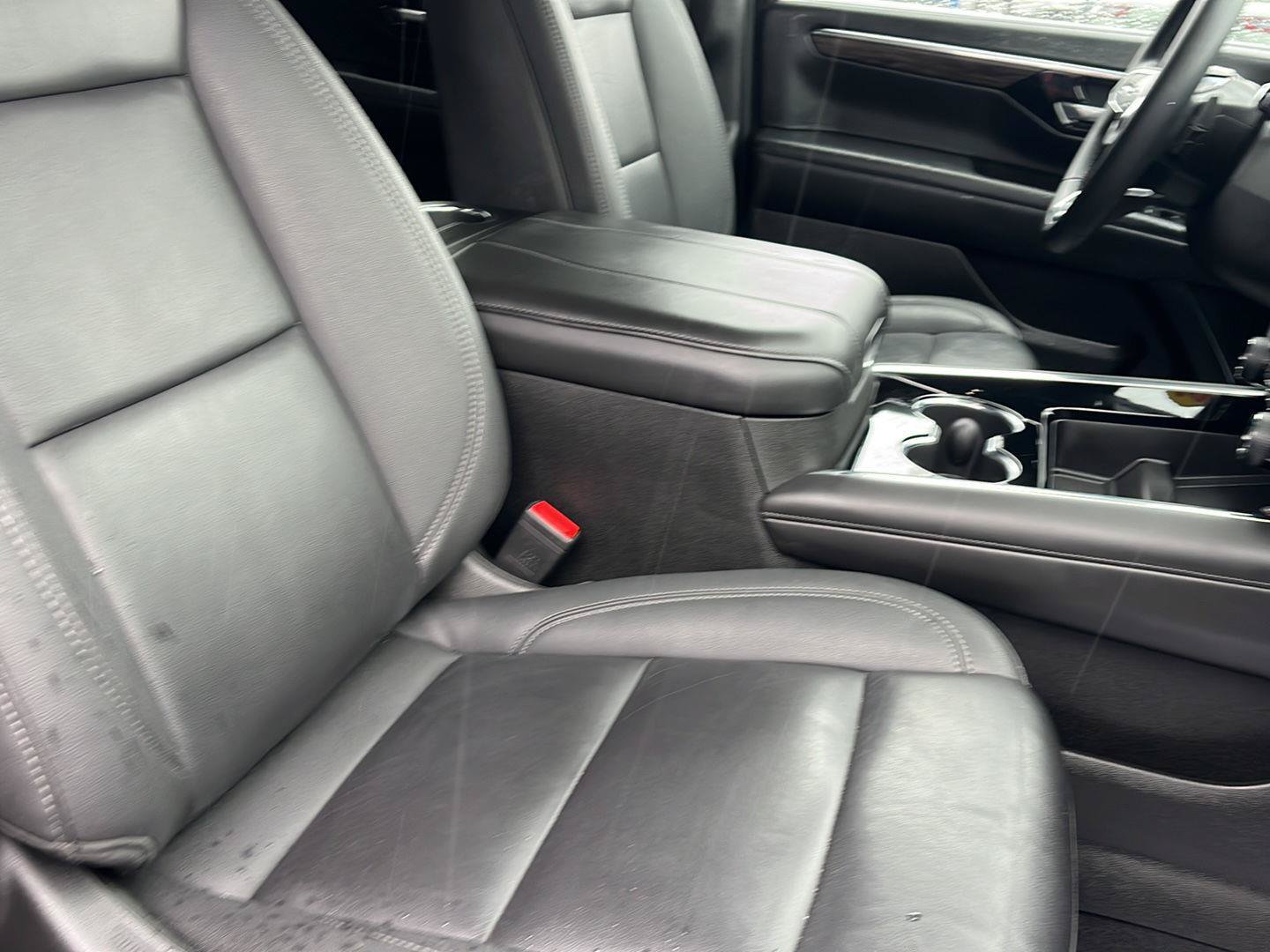 Used 2025 Chevrolet Suburban Z71 AWD/4WD image 31