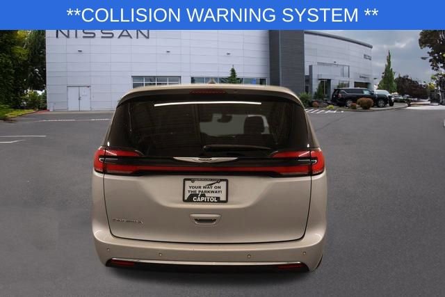 Used 2023 Chrysler Pacifica Touring-L image 4
