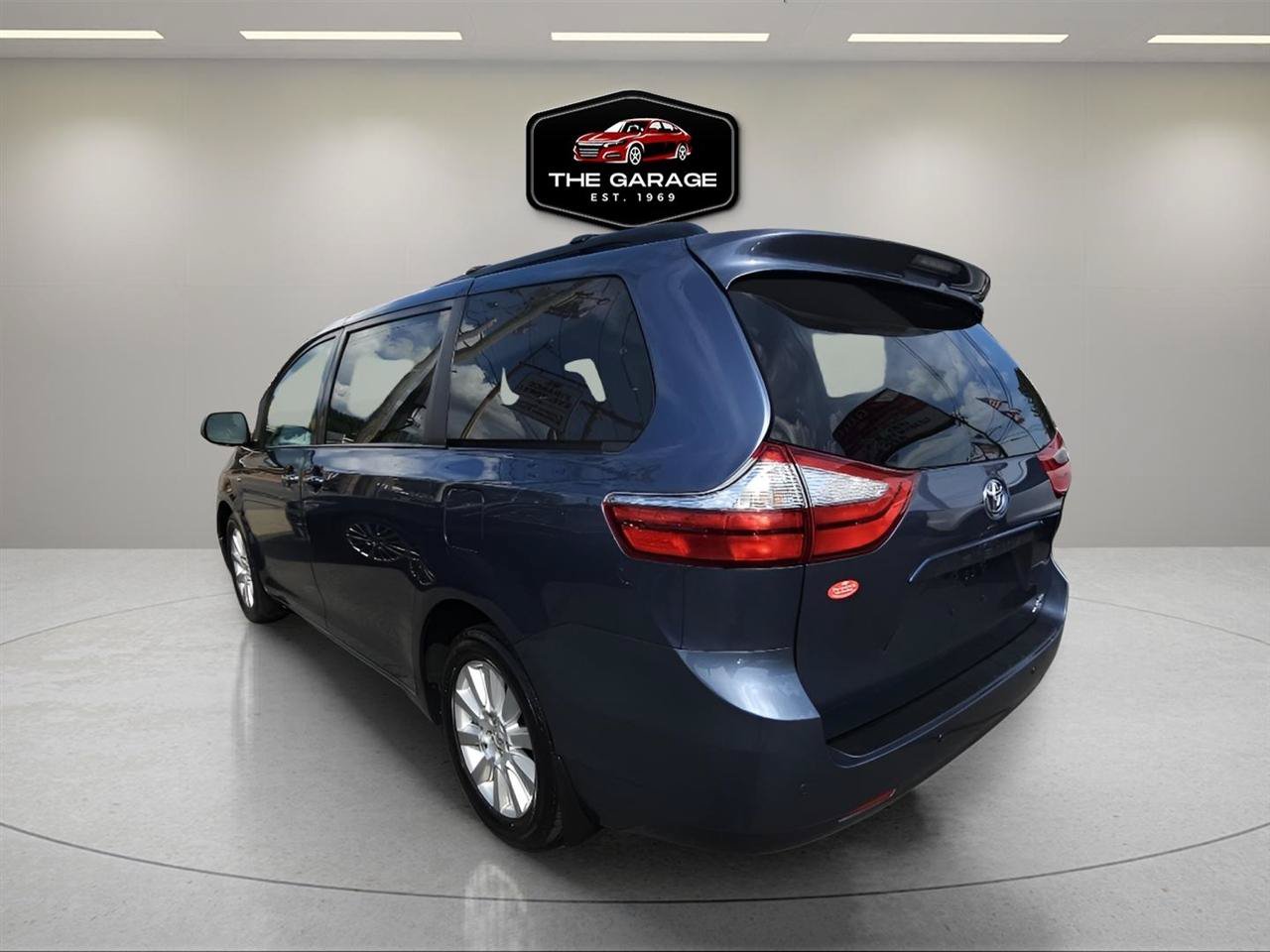 Used 2017 Toyota Sienna XLE Premium w/ Outdoor Package AWD/4WD image 4