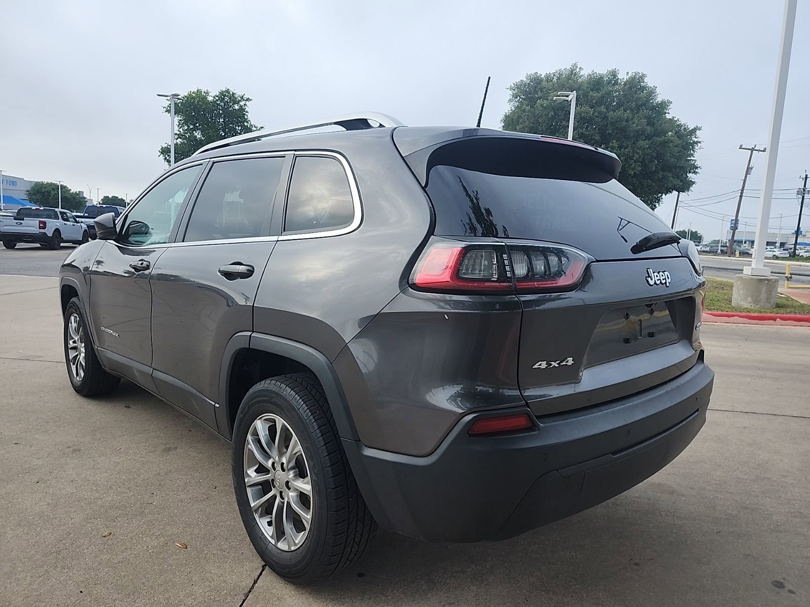 Used 2019 Jeep Cherokee Latitude Plus AWD/4WD image 5