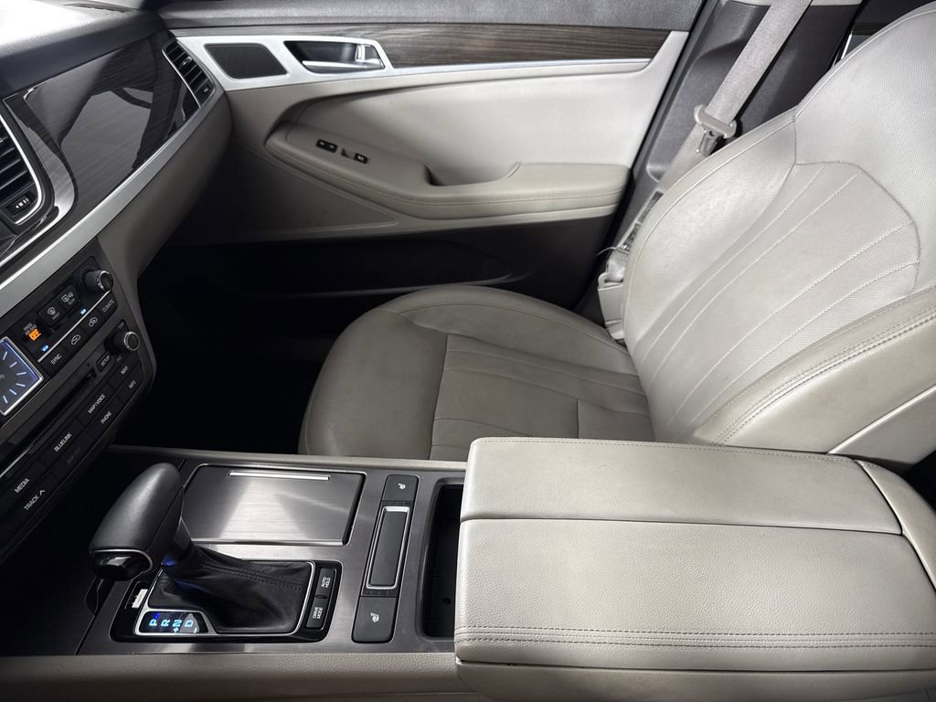 Used 2018 Genesis G80 3.8 RWD image 19