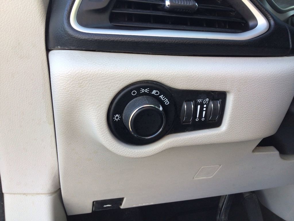 Used 2019 Chrysler Pacifica Touring image 18