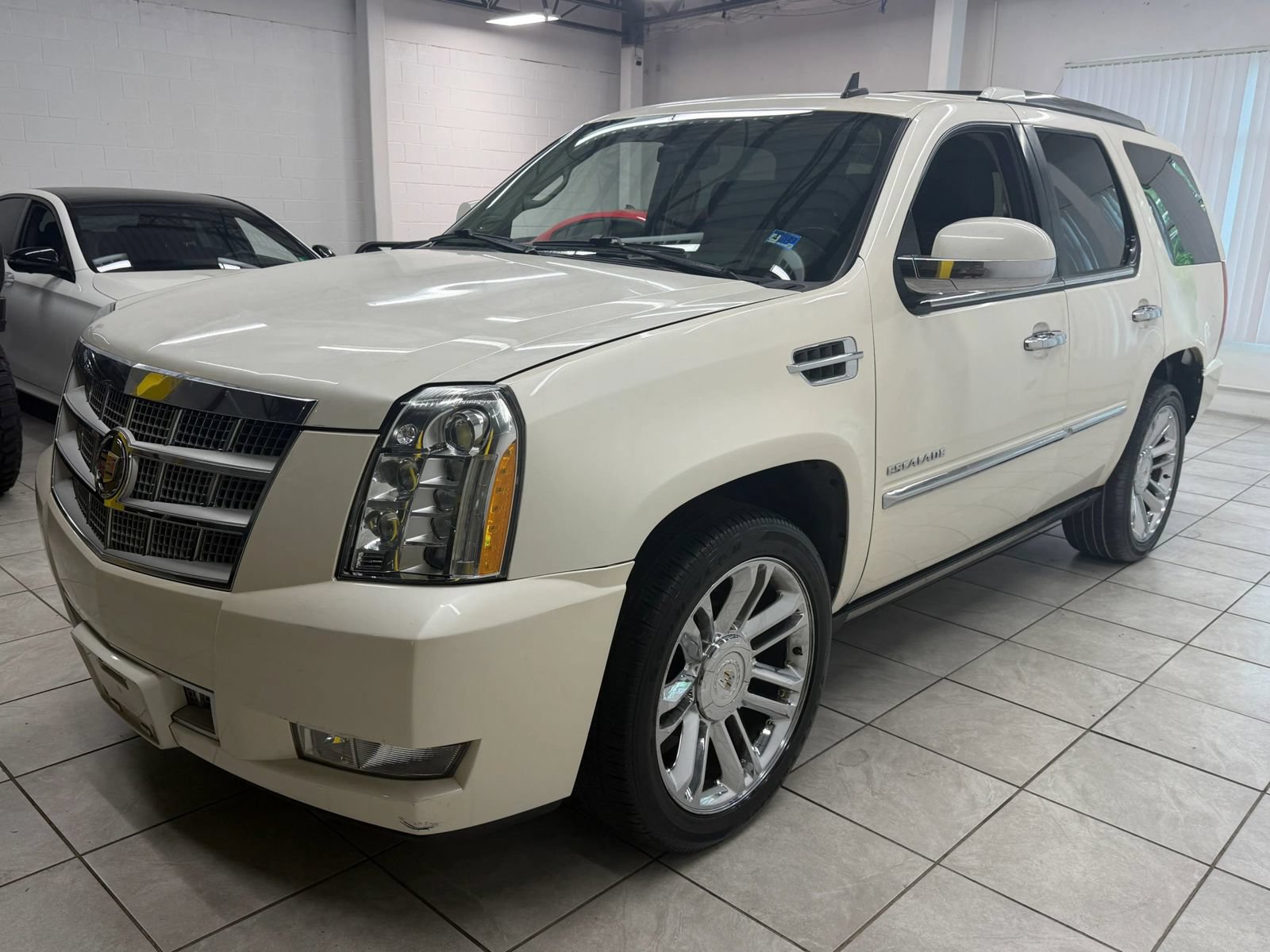 Used 2011 Cadillac Escalade Platinum AWD/4WD image 3