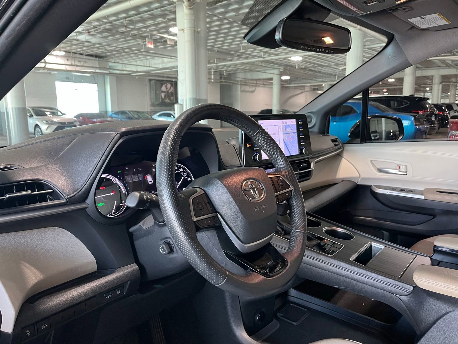 Used 2023 Toyota Sienna Limited FWD image 18