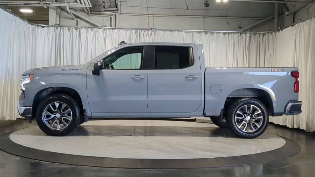 Used 2024 Chevrolet Silverado 1500 LT AWD/4WD image 5