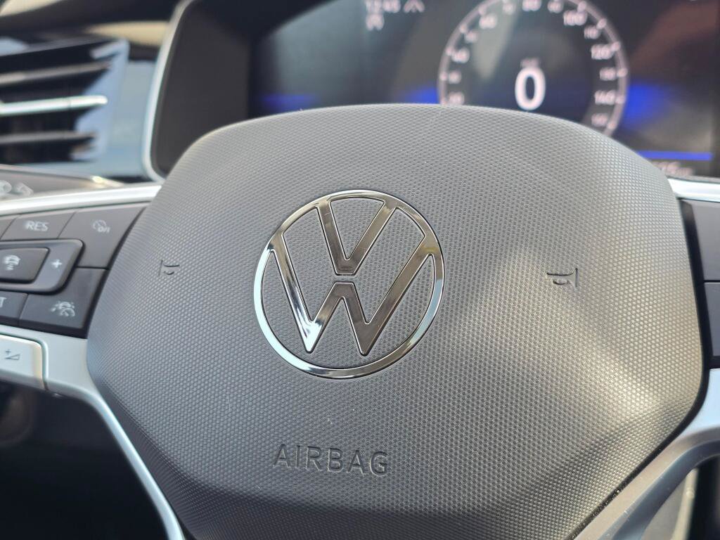 Used 2025 Volkswagen Jetta SE FWD image 31