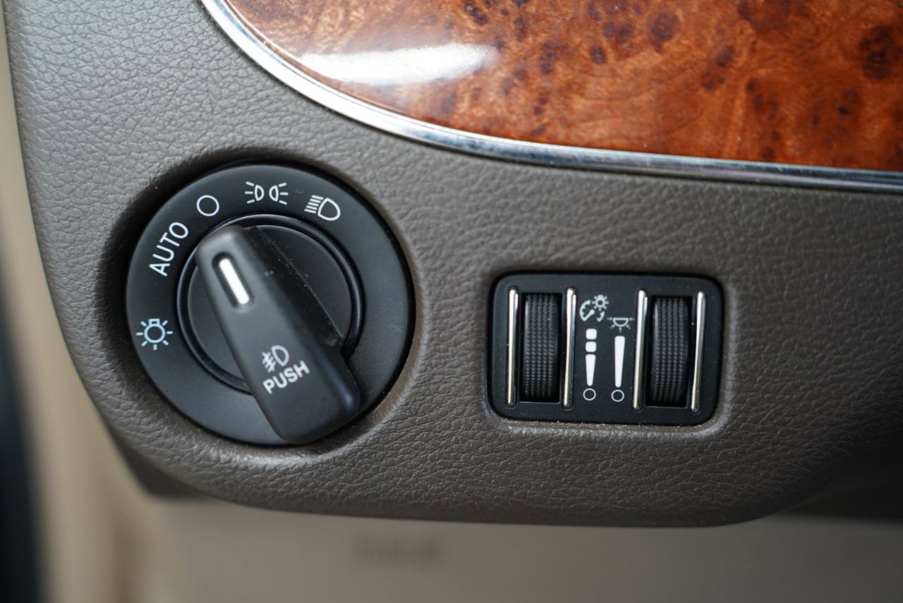 Used 2016 Chrysler Town & Country Touring FWD image 22
