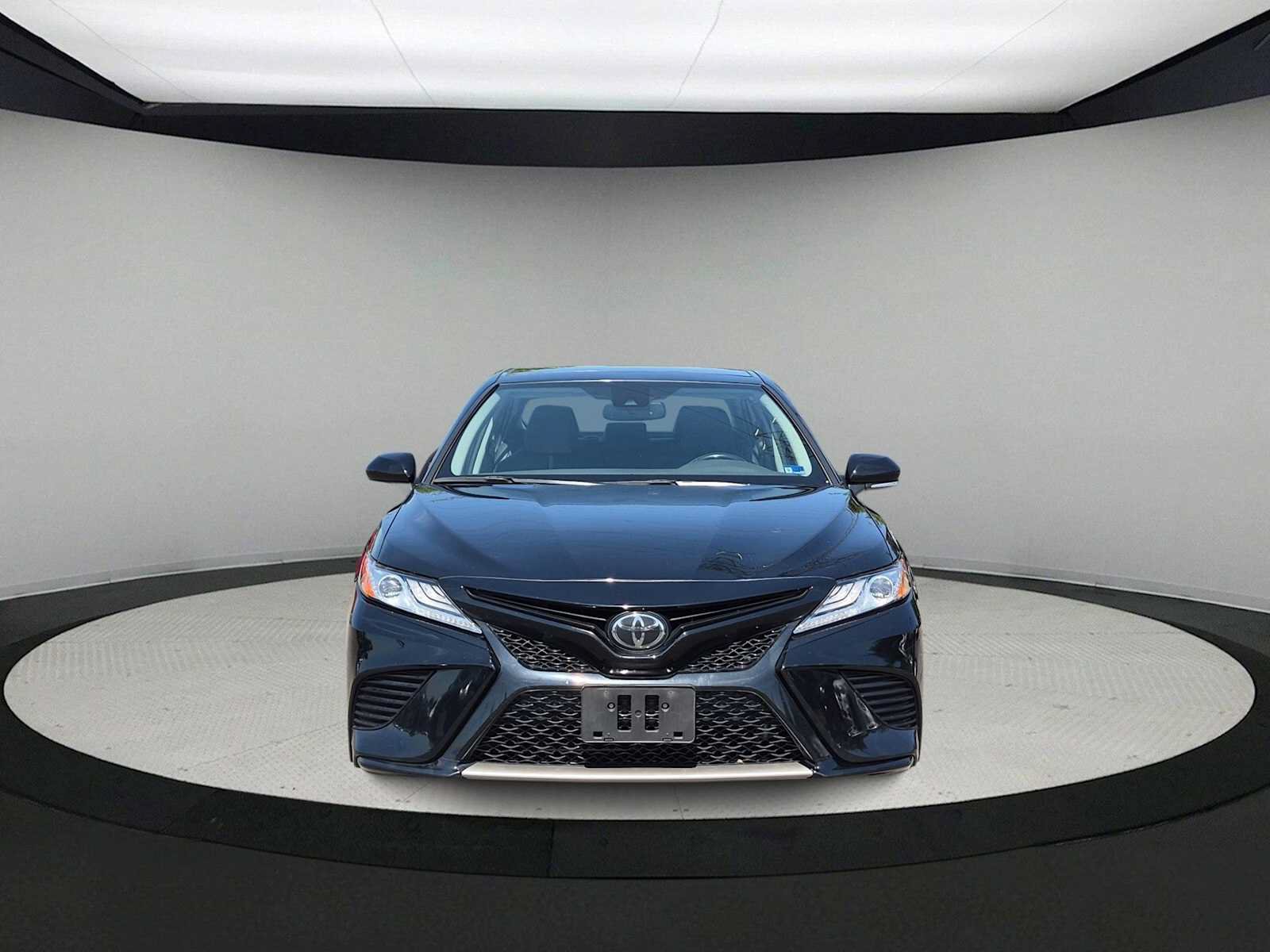 Used 2020 Toyota Camry XSE FWD image 3