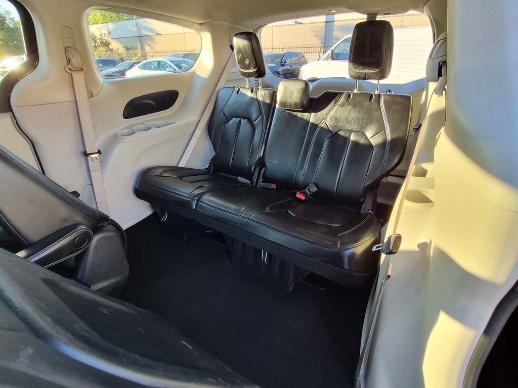 Used 2023 Chrysler Pacifica Touring-L image 19