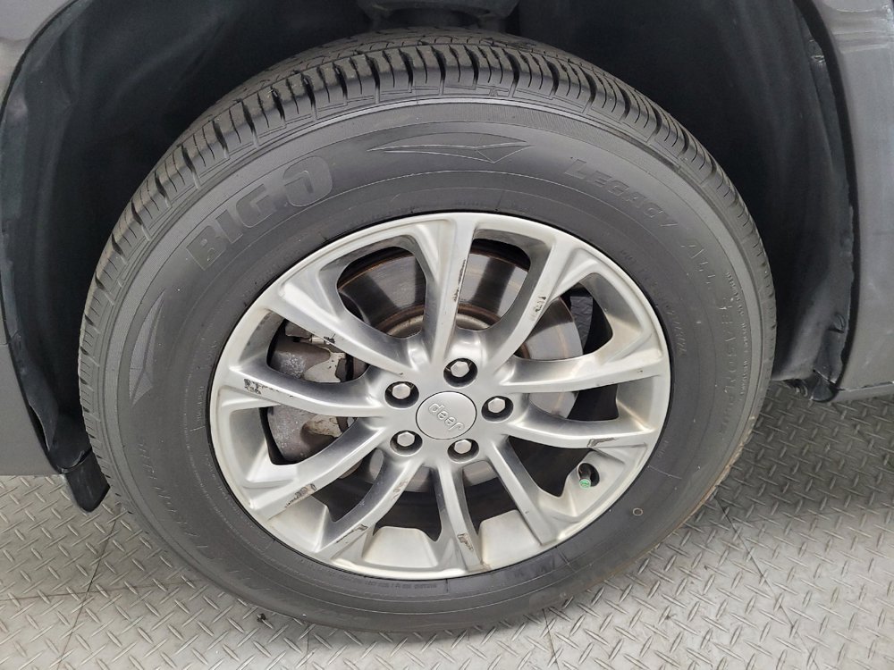 Used 2019 Jeep Cherokee Latitude Plus w/ Cold Weather Group AWD/4WD image 31