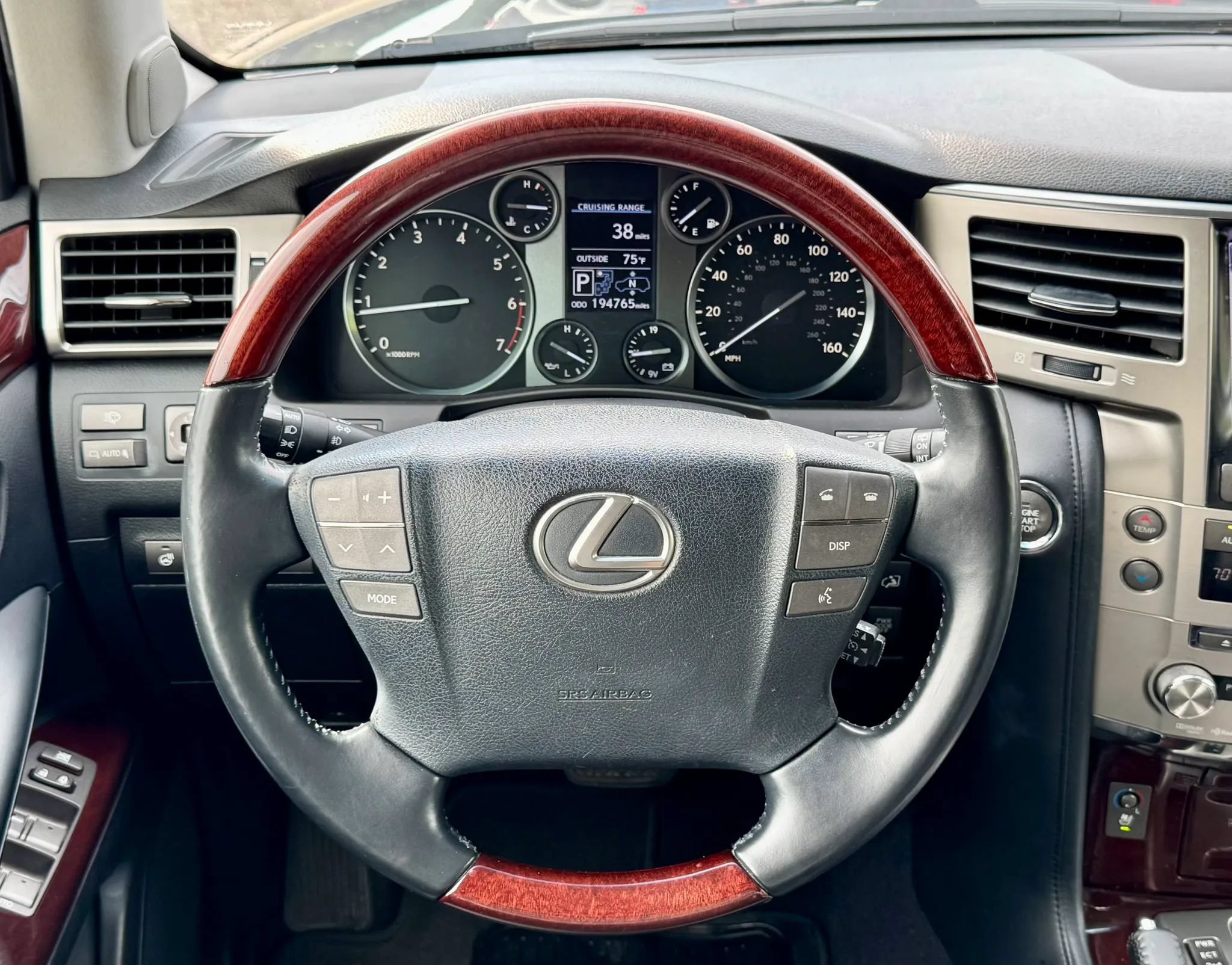 Used 2013 Lexus LX 570 4WD w/ Luxury Pkg image 18