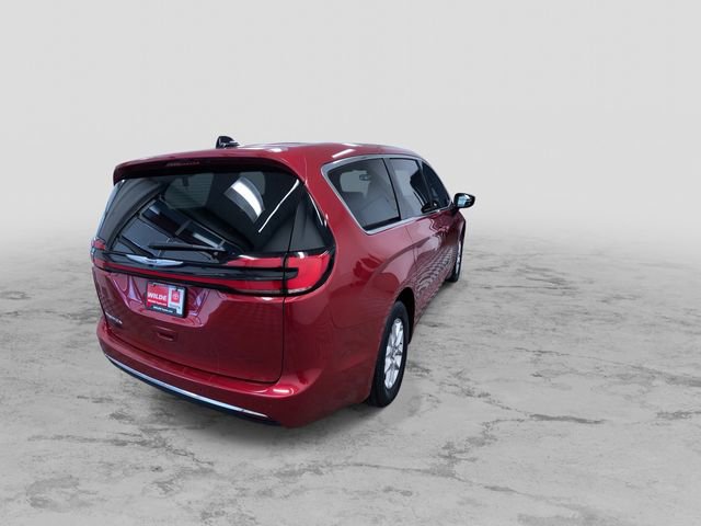 Used 2025 Chrysler Pacifica Select image 10