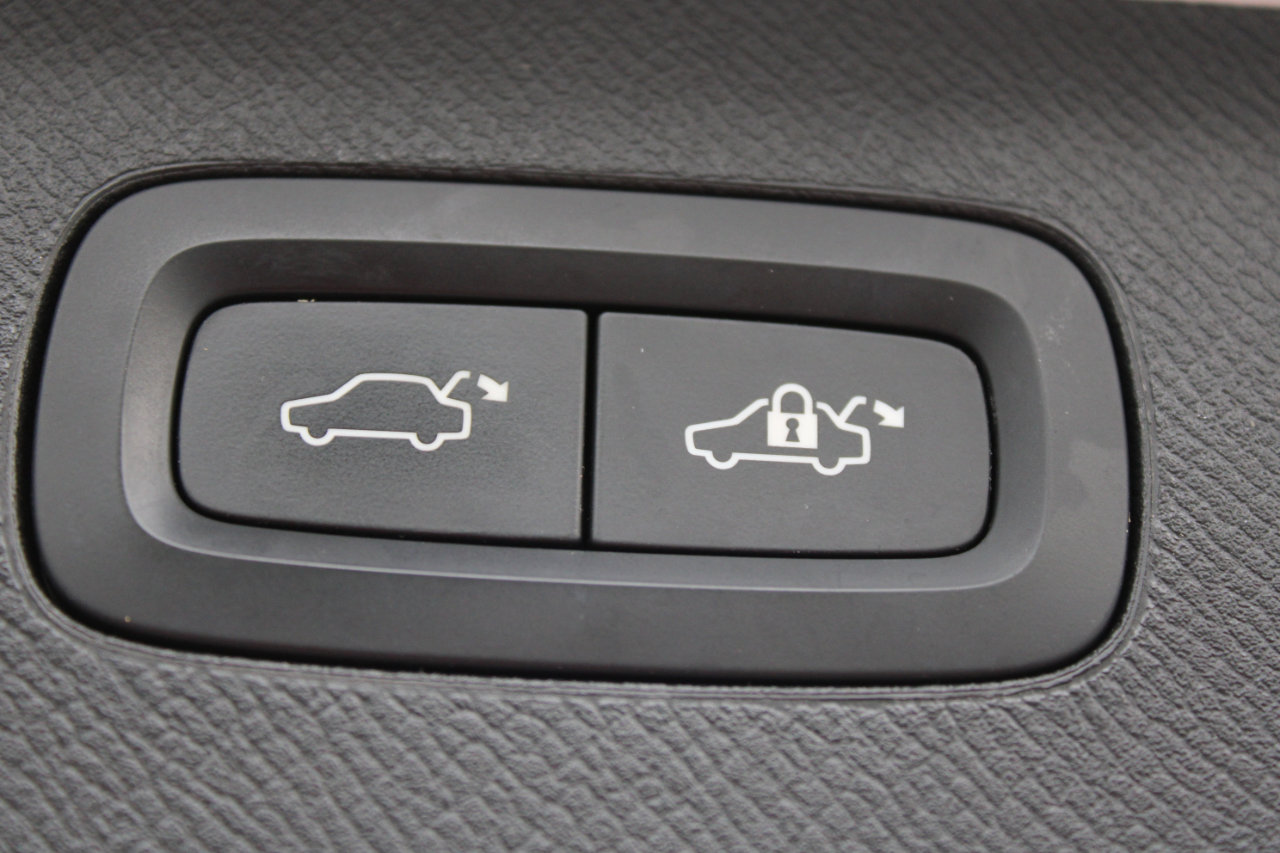 Used 2016 Volvo XC90 T6 Momentum w/ Momentum Plus Package image 9