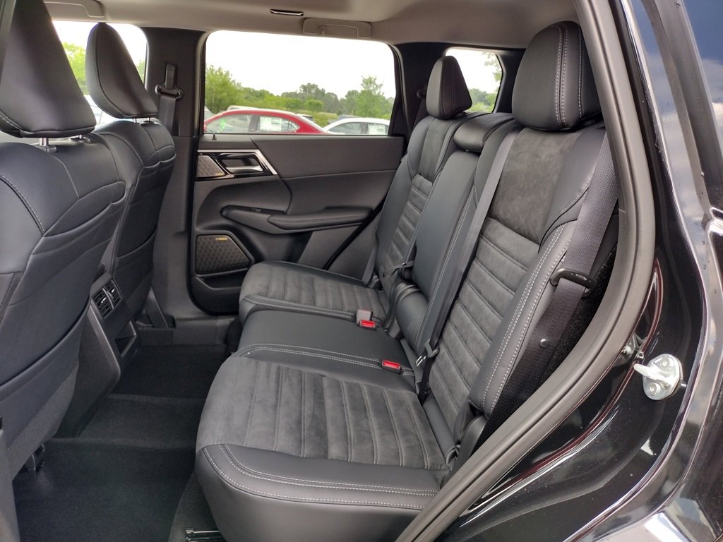 New 2025 Mitsubishi Outlander SE image 9