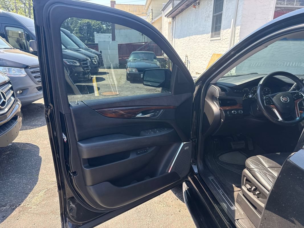 Used 2015 Cadillac Escalade Luxury AWD/4WD image 12