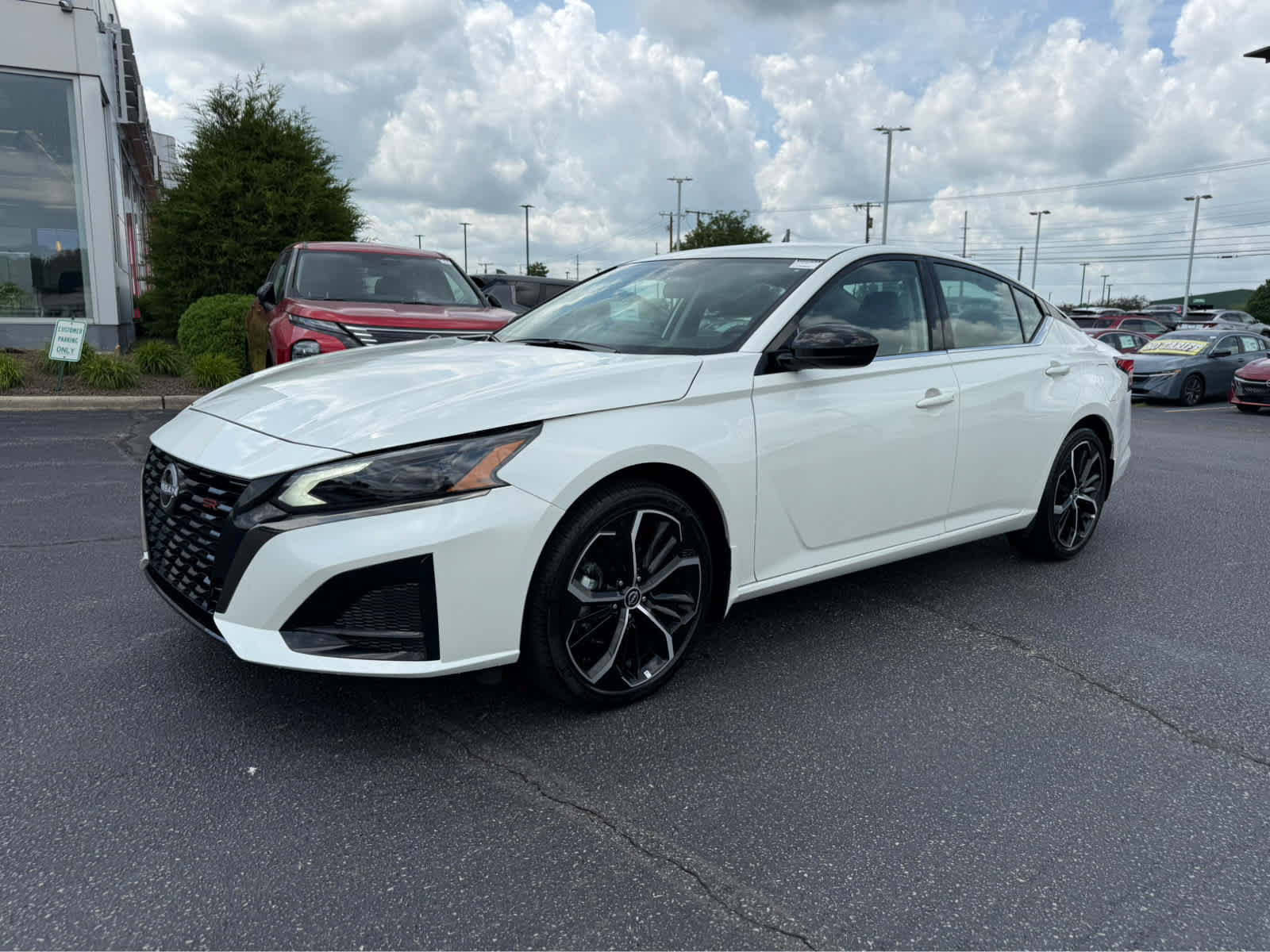 Used 2025 Nissan Altima 2.5 SR FWD image 3