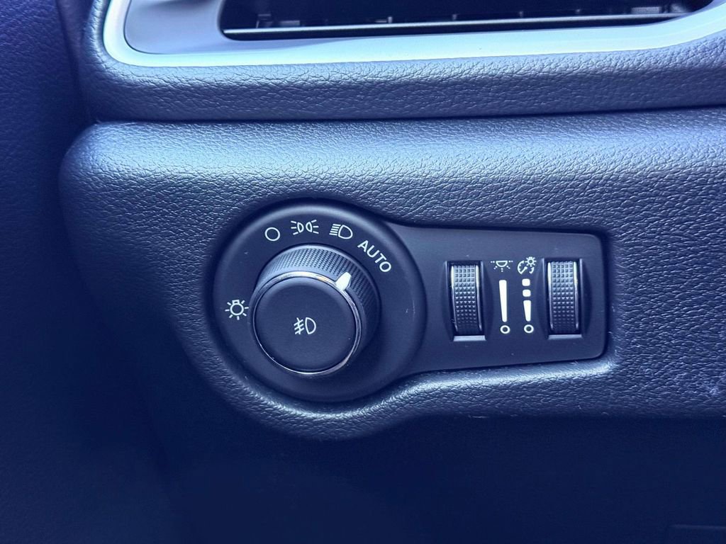 New 2026 Chrysler Pacifica Select AWD/4WD image 16
