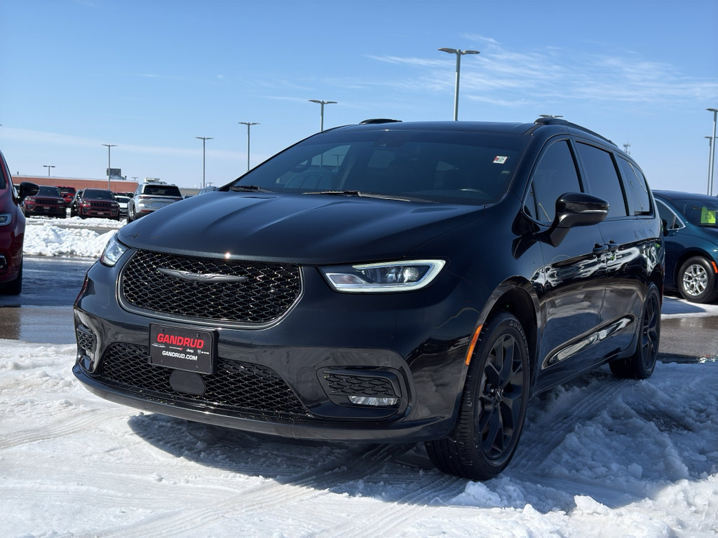 Used 2023 Chrysler Pacifica Touring-L w/ S Appearance Package image 2