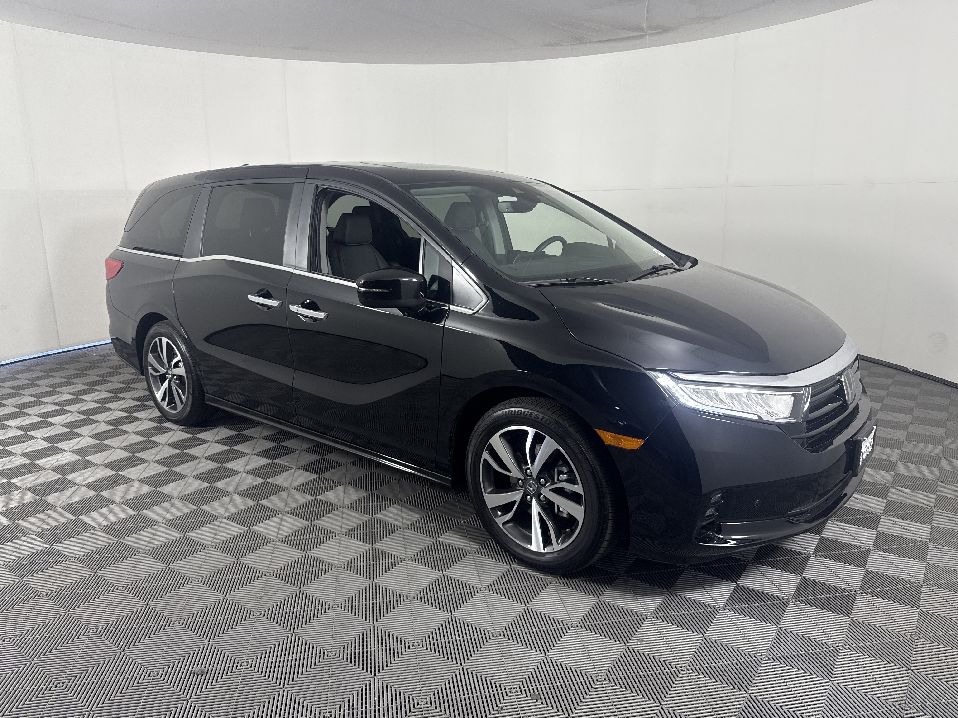 Certified 2024 Honda Odyssey Touring image 3