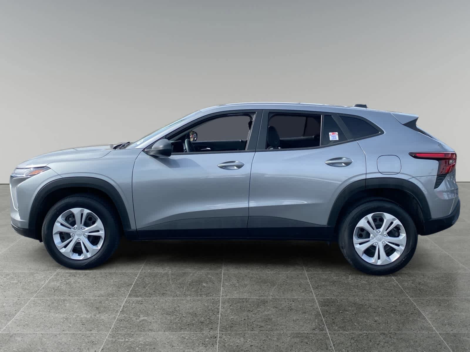 Used 2025 Chevrolet Trax LS FWD image 2