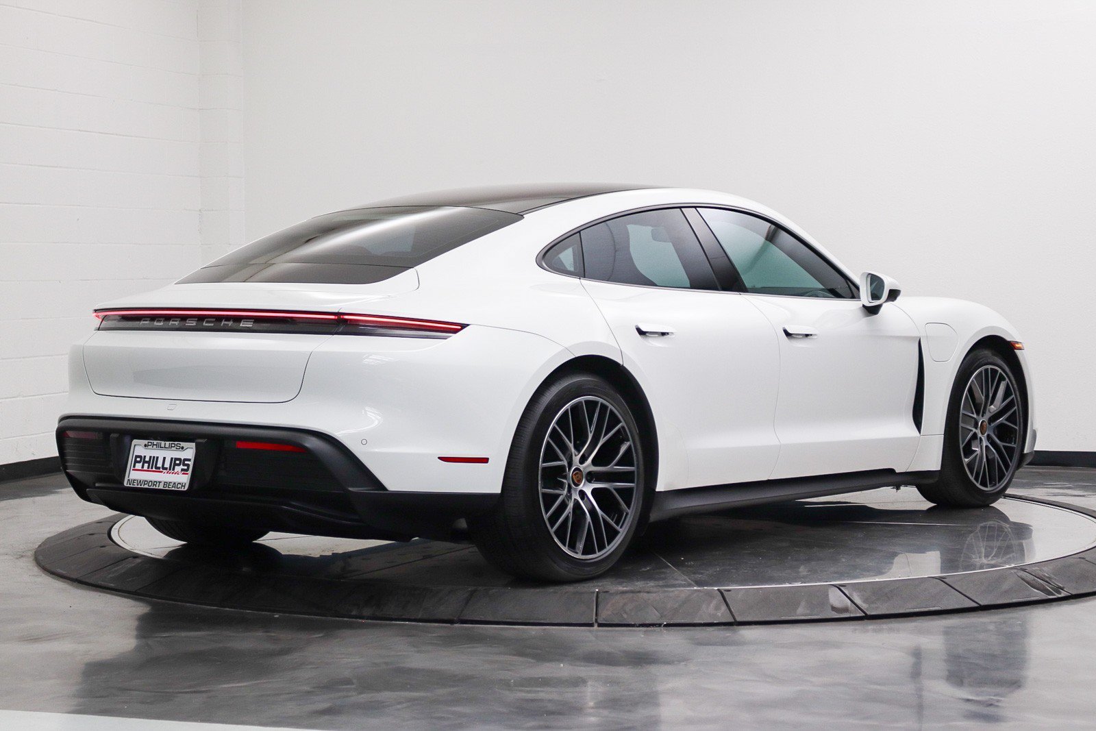 Used 2022 Porsche Taycan RWD image 5
