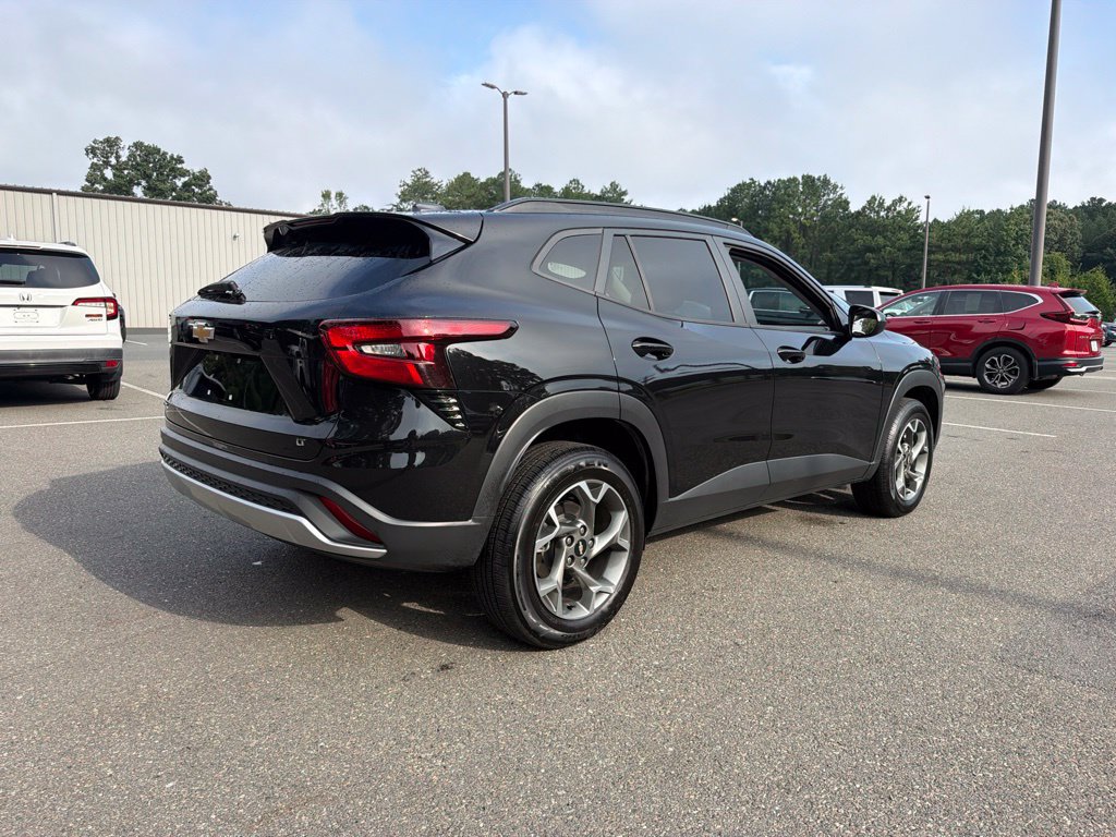 Used 2025 Chevrolet Trax LT FWD image 5