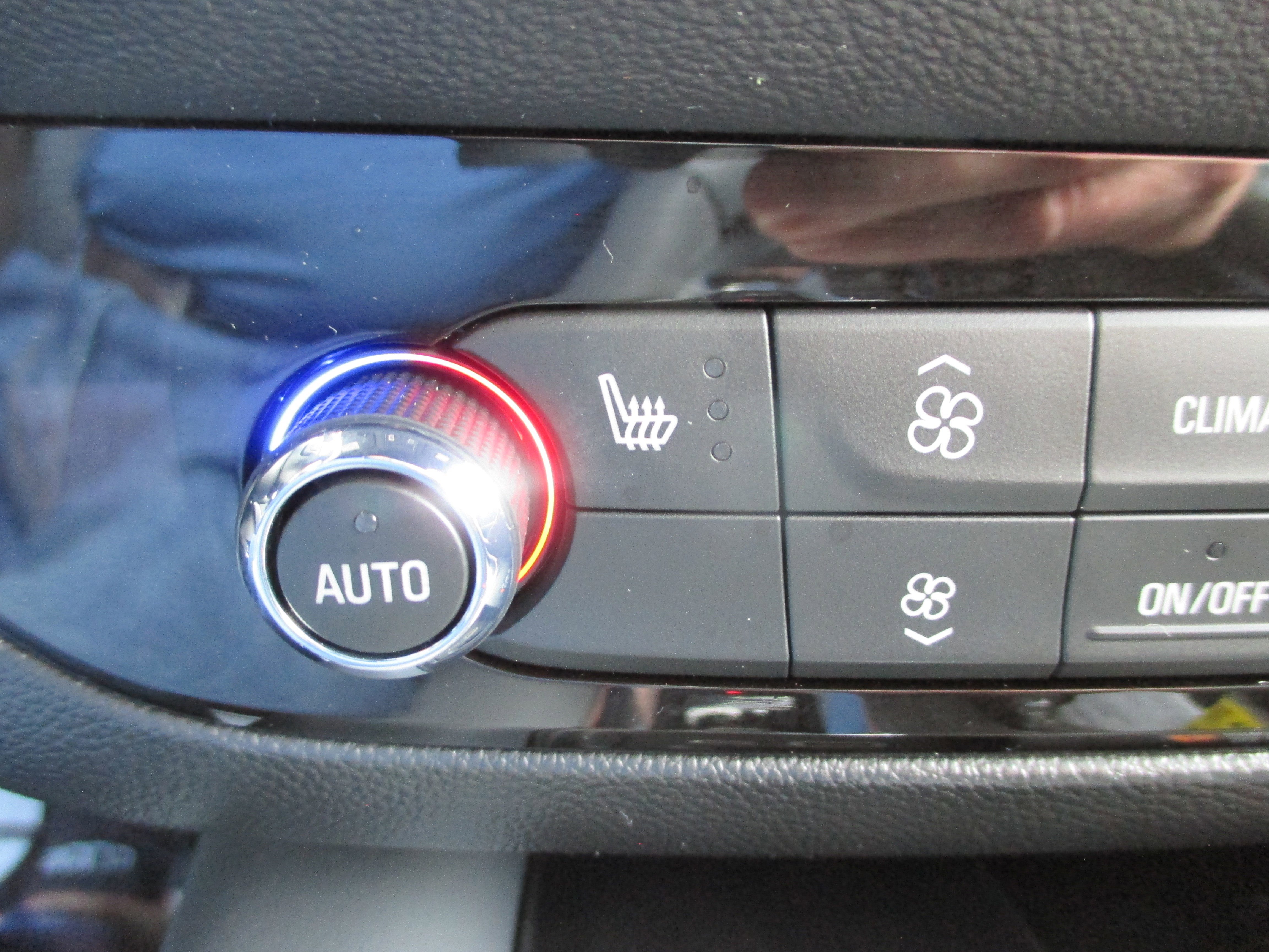 Used 2024 Buick Enclave Essence w/ Sport Touring Edition FWD image 24