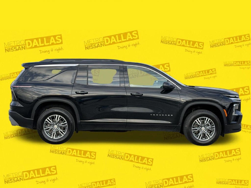 Used 2025 Chevrolet Traverse LT FWD image 4
