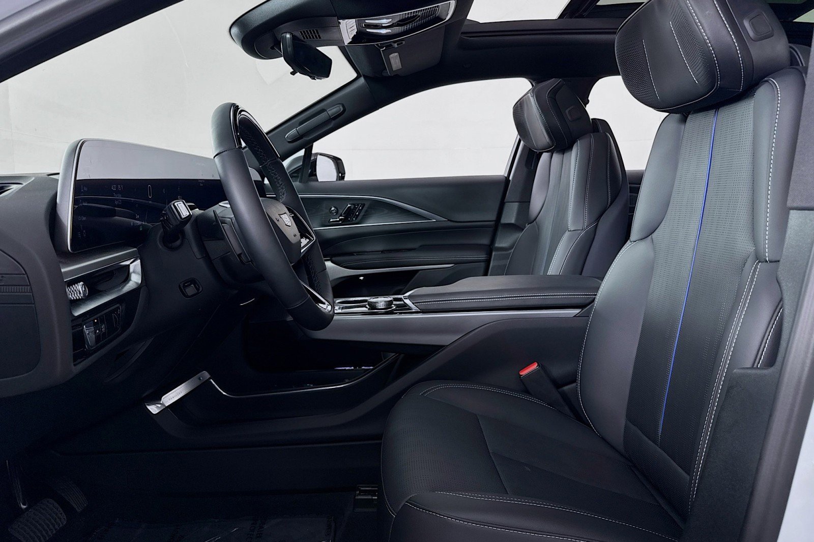 Used 2025 Cadillac Lyriq Luxury w/ LPO, Floor Liner Package AWD/4WD image 17