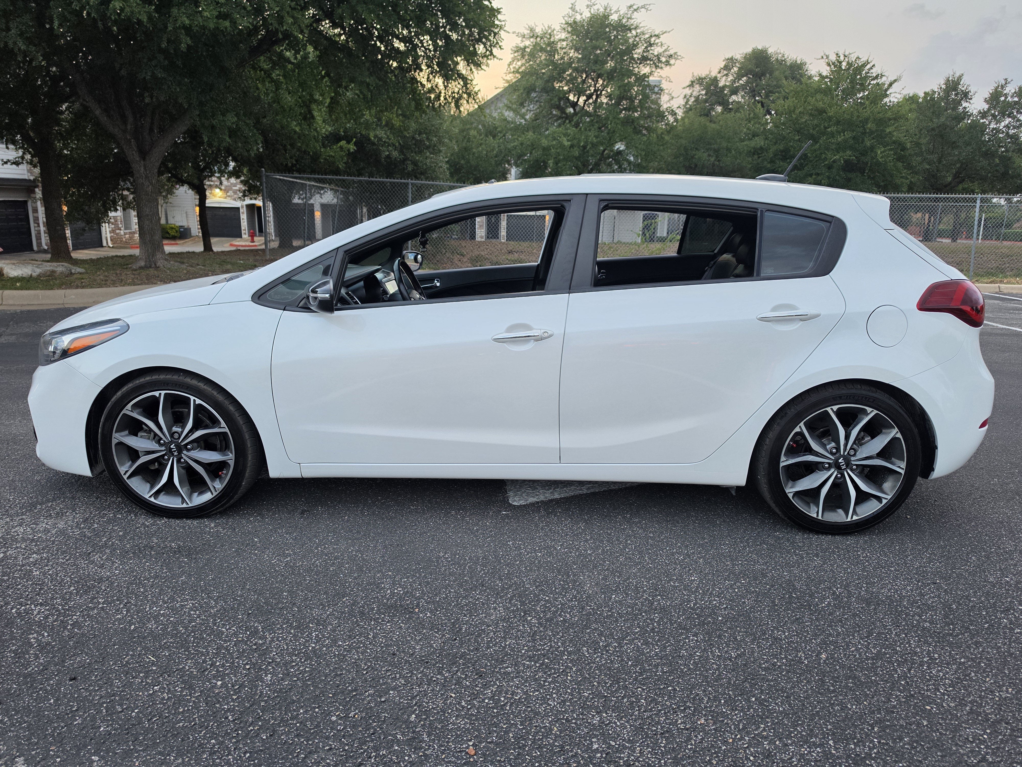 Used 2017 Kia Forte SX FWD image 5