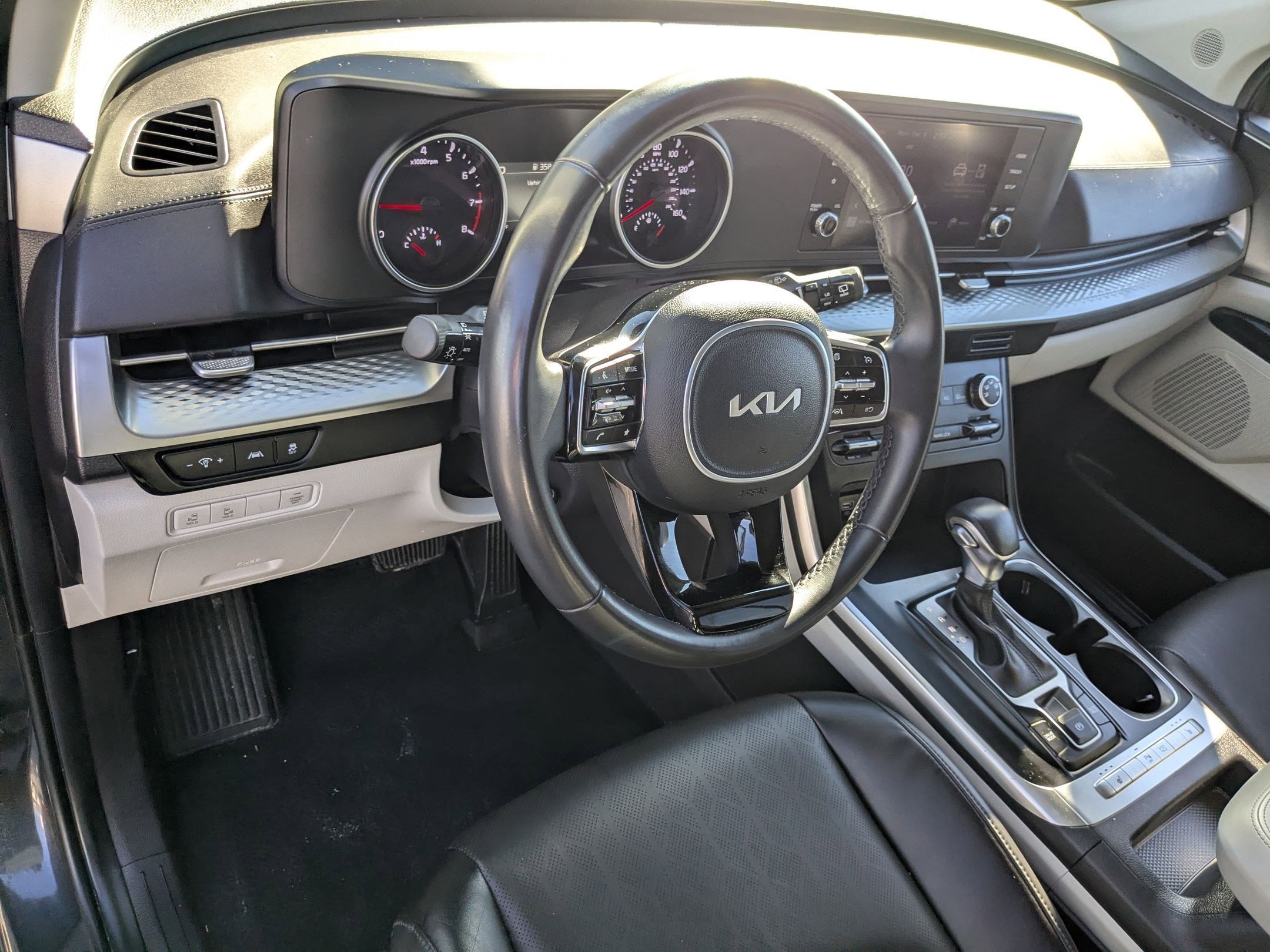 Used 2024 Kia Carnival LX image 17