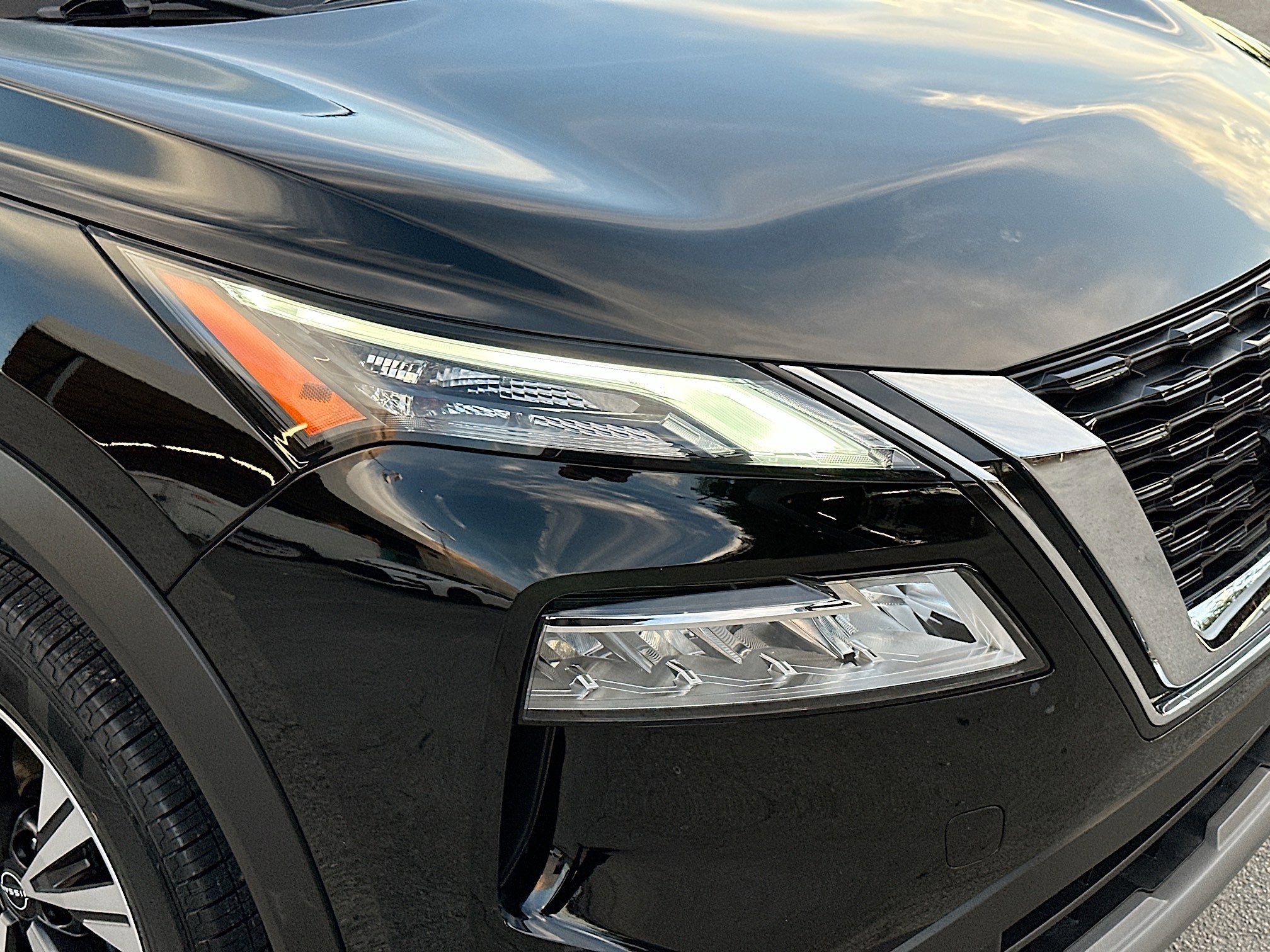 Used 2023 Nissan Rogue SV image 34