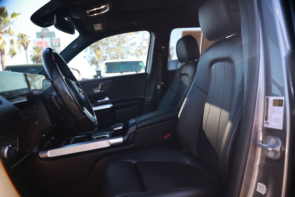 Used 2023 Mercedes-Benz EQB 300 4MATIC w/ Exclusive Package image 17