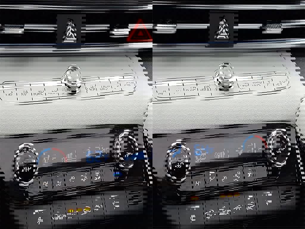 Used 2025 Hyundai Elantra Limited image 15